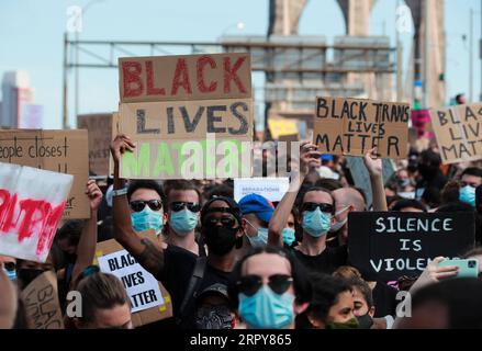 200620 -- NEW YORK, le 20 juin 2020 -- des manifestants défilent à travers le pont de Brooklyn à New York, aux États-Unis, le 19 juin 2020. Vendredi, les New-Yorkais ont marqué le dix-septième juin, le jour commémorant l'émancipation des Afro-Américains asservis, avec des marches et des protestations alors que le pays connaît un nouveau moment de prise en compte de l'injustice raciale. US-NEW YORK-JUNETEENTH-DÉMONSTRATION WangxYing PUBLICATIONxNOTxINxCHN Banque D'Images