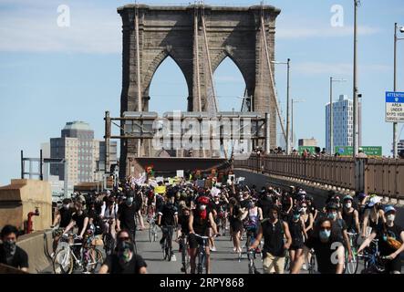 200620 -- NEW YORK, le 20 juin 2020 -- des manifestants défilent à travers le pont de Brooklyn à New York, aux États-Unis, le 19 juin 2020. Vendredi, les New-Yorkais ont marqué le dix-septième juin, le jour commémorant l'émancipation des Afro-Américains asservis, avec des marches et des protestations alors que le pays connaît un nouveau moment de prise en compte de l'injustice raciale. US-NEW YORK-JUNETEENTH-DÉMONSTRATION WangxYing PUBLICATIONxNOTxINxCHN Banque D'Images