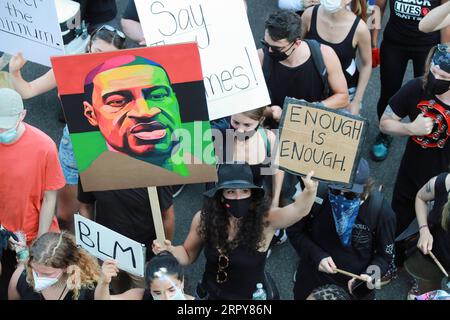 200620 -- NEW YORK, le 20 juin 2020 -- des manifestants défilent à travers le pont de Brooklyn à New York, aux États-Unis, le 19 juin 2020. Vendredi, les New-Yorkais ont marqué le dix-septième juin, le jour commémorant l'émancipation des Afro-Américains asservis, avec des marches et des protestations alors que le pays connaît un nouveau moment de prise en compte de l'injustice raciale. US-NEW YORK-JUNETEENTH-DÉMONSTRATION WangxYing PUBLICATIONxNOTxINxCHN Banque D'Images