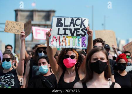 200620 -- NEW YORK, le 20 juin 2020 -- des manifestants défilent à travers le pont de Brooklyn à New York, aux États-Unis, le 19 juin 2020. Vendredi, les New-Yorkais ont marqué le dix-septième juin, le jour commémorant l'émancipation des Afro-Américains asservis, avec des marches et des protestations alors que le pays connaît un nouveau moment de prise en compte de l'injustice raciale. US-NEW YORK-JUNETEENTH-DÉMONSTRATION WangxYing PUBLICATIONxNOTxINxCHN Banque D'Images