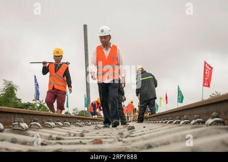 200620 -- VIENTIANE, 20 juin 2020 Xinhua -- des travailleurs du China Railway No.2 Engineering Group CREC-2 vérifient les rails soudés sans soudure du chemin de fer Chine-Laos dans la banlieue nord de Vientiane, Laos, le 18 juin 2020. Le CREC-2 a soudé jeudi matin les premiers rails sans soudure pour le chemin de fer Chine-Laos dans la banlieue nord de Vientiane, la capitale laotienne. Le rail sans soudure, également connu sous le nom de rail soudé continu CWR qui élimine les joints de rail, peut améliorer la durée des rails en acier, réduire les coûts de maintenance des locomotives et des voies, améliorer la stabilité et la vitesse des trains, et en Banque D'Images