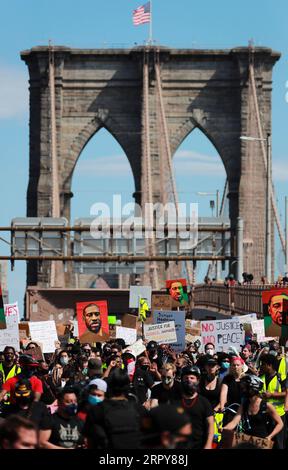 200620 -- NEW YORK, le 20 juin 2020 -- des manifestants défilent à travers le pont de Brooklyn à New York, aux États-Unis, le 19 juin 2020. Vendredi, les New-Yorkais ont marqué le dix-septième juin, le jour commémorant l'émancipation des Afro-Américains asservis, avec des marches et des protestations alors que le pays connaît un nouveau moment de prise en compte de l'injustice raciale. US-NEW YORK-JUNETEENTH-DÉMONSTRATION WangxYing PUBLICATIONxNOTxINxCHN Banque D'Images