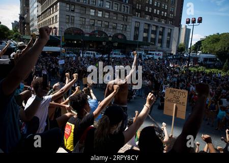 200620 -- NEW YORK, 20 juin 2020 Xinhua -- des manifestants prennent part à une manifestation de Black Lives Matter commémorant le dix-septième juin dans le quartier de Brooklyn à New York, aux États-Unis, le 19 juin 2020. Vendredi, les New-Yorkais ont marqué le dix-septième juin, le jour commémorant l'émancipation des Afro-Américains asservis, avec des marches et des protestations alors que le pays connaît un nouveau moment de prise en compte de l'injustice raciale. Photo de Michael Nagle/Xinhua U.S.-NEW YORK-JUNETEENTH-DÉMONSTRATION PUBLICATIONxNOTxINxCHN Banque D'Images