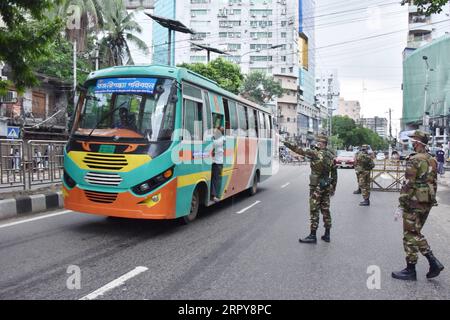 200620 -- DHAKA, le 20 juin 2020 Xinhua -- le personnel de l'armée surveille la distance des véhicules à Dhaka, Bangladesh, le 20 juin 2020. Le personnel de l’armée bangladaise a renforcé ses patrouilles dans les zones rouges COVID-19 dans la capitale Dhaka et ailleurs dans le pays. Le Bangladesh a signalé plus de 3 240 cas supplémentaires de COVID-19 samedi, portant le total dans le pays à plus de 108.000. Str/Xinhua BANGLADESH-DHAKA-COVID-19 PUBLICATIONxNOTxINxCHN Banque D'Images