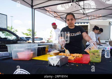 200620 -- TORONTO, le 20 juin 2020 -- les membres du personnel d'un food truck préparent des aliments lors d'un festival de food truck au drive-in à Toronto, Canada, le 20 juin 2020. Avec des dizaines de food trucks réunis, le tout premier festival de food trucks au drive a eu lieu ici du vendredi au samedi pendant la pandémie de COVID-19. Photo de /Xinhua CANADA-TORONTO-COVID-19-DRIVE-THROUGH-FOOD TRUCK FESTIVAL ZouxZheng PUBLICATIONxNOTxINxCHN Banque D'Images