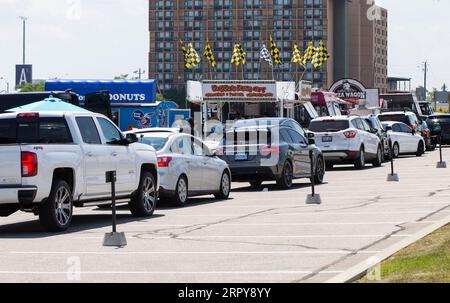200620 -- TORONTO, le 20 juin 2020 -- les gens dans leur voiture attendent pour obtenir de la nourriture lors d'un festival de camions alimentaires au drive-in à Toronto, Canada, le 20 juin 2020. Avec des dizaines de food trucks réunis, le tout premier festival de food trucks au drive a eu lieu ici du vendredi au samedi pendant la pandémie de COVID-19. Photo de /Xinhua CANADA-TORONTO-COVID-19-DRIVE-THROUGH-FOOD TRUCK FESTIVAL ZouxZheng PUBLICATIONxNOTxINxCHN Banque D'Images