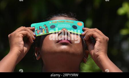 200621 -- GUWAHATI, 21 juin 2020 -- une fille observe l'éclipse solaire à travers des lunettes spéciales en papier à Guwahati, en Inde, le 21 juin 2020. Str/Xinhua INDIA-SOLAR ECLIPSE PathaxSarkar PUBLICATIONxNOTxINxCHN Banque D'Images