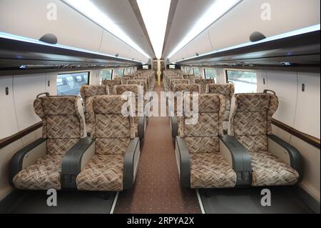 200622 -- QINGDAO, le 22 juin 2020 -- une photo de fichier non datée montre une vue intérieure d'un prototype de train à sustentation magnétique fabriqué par CRRC Qingdao Sifang Co. Les contrôles de performance du prototype de train à lévitation magnétique développé en Chine, avec une vitesse de pointe prévue de 600 km/h, ont débuté dimanche à Shanghai. Le prototype d'essai, qui n'a qu'une voiture, peut vérifier et optimiser les technologies clés et les composants de système de base du système maglev à grande vitesse et jeter une base technologique pour le prototype d'ingénierie à venir, selon CRRC Qingdao Sifang Co., le constructeur de train il Banque D'Images