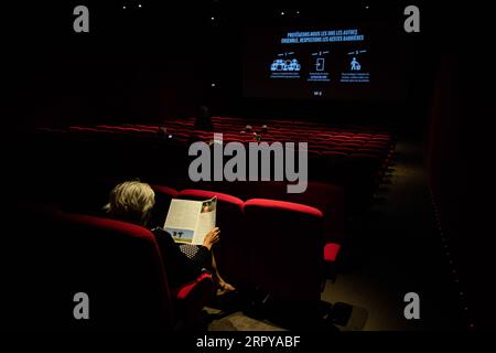 200622 -- PARIS, le 22 juin 2020 Xinhua -- des mesures préventives sont présentées avant la projection d'un film dans un cinéma à Paris, France, le 22 juin 2020. La France, qui a progressivement assoupli le confinement national à partir de mai 11, est entrée lundi dans une nouvelle phase de déconfinement. Les cinémas et les casinos ont repris leurs activités et les manifestations sportives n'attirant pas plus de 5 000 personnes seraient autorisées. Photo Aurelien Morissard/Xinhua FRANCE-PARIS-CINEMA-RENOVE PUBLICATIONxNOTxINxCHN Banque D'Images