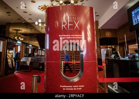 200622 -- PARIS, le 22 juin 2020 Xinhua -- Un distributeur de désinfectant pour les mains est installé au cinéma le Grand Rex à Paris, France, le 22 juin 2020. La France, qui a progressivement assoupli le confinement national à partir de mai 11, est entrée lundi dans une nouvelle phase de déconfinement. Les cinémas et les casinos ont repris leurs activités et les manifestations sportives n'attirant pas plus de 5 000 personnes seraient autorisées. Photo Aurelien Morissard/Xinhua FRANCE-PARIS-CINEMA-RENOVE PUBLICATIONxNOTxINxCHN Banque D'Images