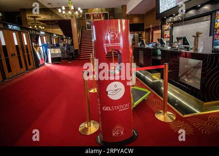 200622 -- PARIS, le 22 juin 2020 Xinhua -- Un distributeur de désinfectant pour les mains est installé au cinéma le Grand Rex à Paris, France, le 22 juin 2020. La France, qui a progressivement assoupli le confinement national à partir de mai 11, est entrée lundi dans une nouvelle phase de déconfinement. Les cinémas et les casinos ont repris leurs activités et les manifestations sportives n'attirant pas plus de 5 000 personnes seraient autorisées. Photo Aurelien Morissard/Xinhua FRANCE-PARIS-CINEMA-RENOVE PUBLICATIONxNOTxINxCHN Banque D'Images