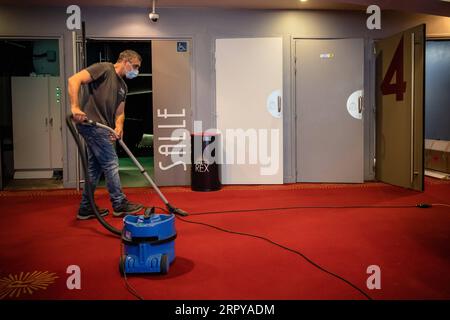 200622 -- PARIS, le 22 juin 2020 Xinhua -- un ouvrier utilise un aspirateur pendant les préparatifs de la réouverture du cinéma le Grand Rex à Paris, France, le 22 juin 2020. La France, qui a progressivement assoupli le confinement national à partir de mai 11, est entrée lundi dans une nouvelle phase de déconfinement. Les cinémas et les casinos ont repris leurs activités et les manifestations sportives n'attirant pas plus de 5 000 personnes seraient autorisées. Photo Aurelien Morissard/Xinhua FRANCE-PARIS-CINEMA-RENOVE PUBLICATIONxNOTxINxCHN Banque D'Images