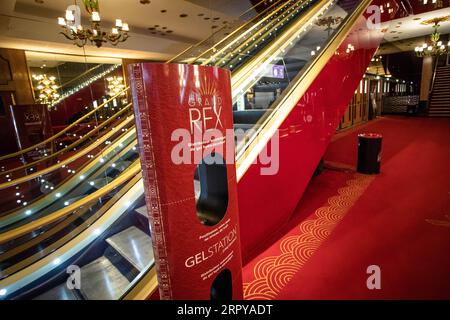 200622 -- PARIS, le 22 juin 2020 Xinhua -- Un distributeur de désinfectant pour les mains est installé au cinéma le Grand Rex à Paris, France, le 22 juin 2020. La France, qui a progressivement assoupli le confinement national à partir de mai 11, est entrée lundi dans une nouvelle phase de déconfinement. Les cinémas et les casinos ont repris leurs activités et les manifestations sportives n'attirant pas plus de 5 000 personnes seraient autorisées. Photo Aurelien Morissard/Xinhua FRANCE-PARIS-CINEMA-RENOVE PUBLICATIONxNOTxINxCHN Banque D'Images