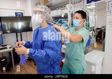 200623 -- TEL AVIV, le 23 juin 2020 Xinhua -- Un travailleur médical aide un collègue à porter un équipement de protection dans le service de coronavirus d'un hôpital de la ville de tel Aviv, dans le centre d'Israël, le 22 juin 2020. Le ministère israélien de la Santé a signalé lundi 304 nouveaux cas de coronavirus, le plus élevé depuis avril 23, portant le nombre total à 21 082. Photo de Gil Cohen Magen/Xinhua ISRAEL-TEL AVIV-COVID-19 PUBLICATIONxNOTxINxCHN Banque D'Images