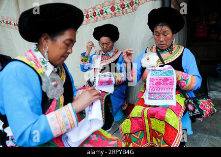 200623 -- MAOXIAN, le 23 juin 2020 -- des villageois fabriquent des broderies de l'ethnie Qiang dans le comté maoxien d'Aba Tibétain et la préfecture autonome de Qiang, province du Sichuan, au sud-ouest de la Chine, le 22 juin 2020. Située au nord-ouest de la province du Sichuan, avec près d'un million d'habitants, la préfecture autonome d'Aba Tibétain et de Qiang a une diversité de groupes ethniques minoritaires, y compris tibétains, Qiang et hui, etc Ces dernières années, pour mieux hériter de la culture ethnique, les écoles locales ont introduit des cours culturels plus traditionnels tandis que les autorités locales ont mis en place des ateliers de formation sur la culture immatérielle Banque D'Images