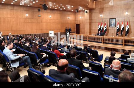 Syrien, Pressekonferenz von Walid al-Muallim in Damaskus 200623 -- DAMAS, le 23 juin 2020 -- le ministre syrien des Affaires étrangères Walid al-Moallem prend la parole lors d'une conférence de presse à Damas, capitale de la Syrie, le 23 juin 2020. Le ministre syrien des Affaires étrangères Walid al-Moallem a déclaré mardi que les nouvelles sanctions américaines contre la Syrie visent à affecter les prochaines élections présidentielles en Syrie. Lors d’une conférence de presse, al-Moallem a déclaré que le président syrien Bachar al-Assad resterait au pouvoir tant que le peuple syrien le souhaiterait. Photo de /Xinhua SYRIA-DAMASCUS-FM-PRESS CONFERENCE AmmarxSafarjalani PUBLICATIONxNOTxINxCHN Banque D'Images