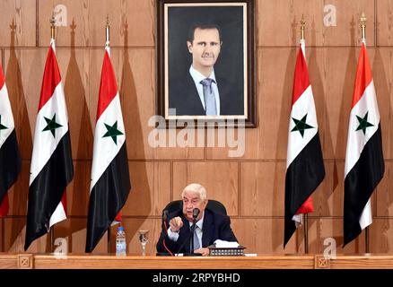 Actualités Bilder des Tages syrien, Pressekonferenz von Außenminister Walid al-Muallim 200624 --PÉKIN, le 24 juin 2020 -- le ministre syrien des Affaires étrangères Walid al-Moallem prend la parole lors d'une conférence de presse à Damas, capitale de la Syrie, le 23 juin 2020. Walid al-Moallem a déclaré mardi que les nouvelles sanctions américaines contre la Syrie visent à affecter les prochaines élections présidentielles en Syrie. Photo de /Xinhua XINHUA PHOTOS DU JOUR AmmarxSafarjalani PUBLICATIONxNOTxINxCHN Banque D'Images