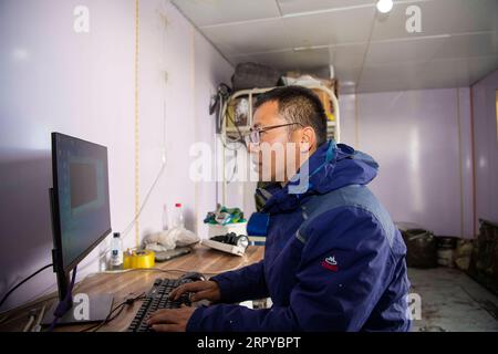 200624 -- AKTO, le 24 juin 2020 -- Feng Guojie, chercheur en astronomie, travaille sur ordinateur à l'observatoire de Muztagata, dans la région autonome ouïgoure du Xinjiang, au nord-ouest de la Chine, le 15 juin 2020. Situé dans l'ouest du Xinjiang, l'observatoire Muztagata, affilié à l'Observatoire astronomique XAO de Xinjiang de l'Académie chinoise des sciences, se trouve à une altitude de 4 526 mètres. Il bénéficie d'une situation géographique unique et de superbes conditions d'observation pour l'observation astronomique. Compte tenu des conditions de vie défavorables, le personnel ici travaille par quarts et vit dans le village de Subasi à une altitude relativement basse. Quand journa Banque D'Images