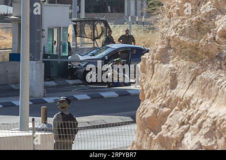 Israël, Palästinenser an Checkpoint nahe Bethlehem erschossen 200624 -- BETHLÉEM, le 24 juin 2020 Xinhua -- le cadavre d'un palestinien est vu à un poste de contrôle militaire israélien entre Jérusalem-est et le district sud de Bethléem en Cisjordanie, le 23 juin 2020. Un palestinien a été tué mardi par des soldats israéliens à un poste de contrôle dans le sud de la Cisjordanie. Photo de Luay Sababa/Xinhua MIDEAST-BETHLEHEM-CHECKPOINT-PALESTINIEN TUANT DES HOMMES PUBLICATIONxNOTxINxCHN Banque D'Images