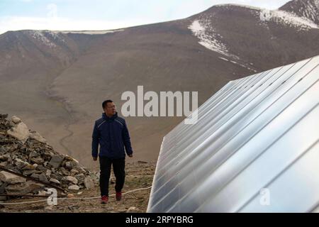 200624 -- AKTO, le 24 juin 2020 -- Feng Guojie, chercheur en astronomie, vérifie les panneaux solaires près de l'observatoire de Muztagata, dans la région autonome ouïgoure du Xinjiang, au nord-ouest de la Chine, le 15 juin 2020. Situé dans l'ouest du Xinjiang, l'observatoire Muztagata, affilié à l'Observatoire astronomique XAO de Xinjiang de l'Académie chinoise des sciences, se trouve à une altitude de 4 526 mètres. Il bénéficie d'une situation géographique unique et de superbes conditions d'observation pour l'observation astronomique. Compte tenu des conditions de vie défavorables, le personnel ici travaille par quarts et vit dans le village de Subasi à une altitude relativement basse. Quand jour Banque D'Images