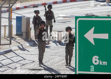 Israël, Palästinenser an Checkpoint nahe Bethlehem erschossen 200624 -- BETHLÉEM, le 24 juin 2020 Xinhua -- des soldats israéliens gardent un poste de contrôle militaire israélien entre Jérusalem-est et le district sud de Bethléem en Cisjordanie, le 23 juin 2020. Un palestinien a été tué mardi par des soldats israéliens à un poste de contrôle dans le sud de la Cisjordanie. Photo de Luay Sababa/Xinhua MIDEAST-BETHLEHEM-CHECKPOINT-PALESTINIEN TUANT DES HOMMES PUBLICATIONxNOTxINxCHN Banque D'Images