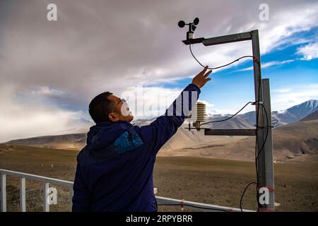 200624 -- AKTO, le 24 juin 2020 -- Feng Guojie, chercheur en astronomie, vérifie les installations de l'observatoire de Muztagata dans la région autonome ouïgoure du Xinjiang, au nord-ouest de la Chine, le 15 juin 2020. Situé dans l'ouest du Xinjiang, l'observatoire Muztagata, affilié à l'Observatoire astronomique XAO de Xinjiang de l'Académie chinoise des sciences, se trouve à une altitude de 4 526 mètres. Il bénéficie d'une situation géographique unique et de superbes conditions d'observation pour l'observation astronomique. Compte tenu des conditions de vie défavorables, le personnel ici travaille par quarts et vit dans le village de Subasi à une altitude relativement basse. Quand journali Banque D'Images