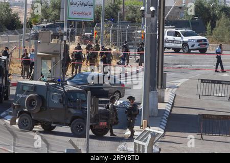 Israël, Palästinenser an Checkpoint nahe Bethlehem erschossen 200624 -- BETHLÉEM, le 24 juin 2020 Xinhua -- des soldats israéliens gardent un poste de contrôle militaire israélien entre Jérusalem-est et le district sud de Bethléem en Cisjordanie, le 23 juin 2020. Un palestinien a été tué mardi par des soldats israéliens à un poste de contrôle dans le sud de la Cisjordanie. Photo de Luay Sababa/Xinhua MIDEAST-BETHLEHEM-CHECKPOINT-PALESTINIEN TUANT DES HOMMES PUBLICATIONxNOTxINxCHN Banque D'Images