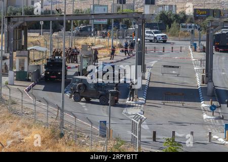 Israël, Palästinenser an Checkpoint nahe Bethlehem erschossen 200624 -- BETHLÉEM, le 24 juin 2020 Xinhua -- des soldats israéliens gardent un poste de contrôle militaire israélien entre Jérusalem-est et le district sud de Bethléem en Cisjordanie, le 23 juin 2020. Un palestinien a été tué mardi par des soldats israéliens à un poste de contrôle dans le sud de la Cisjordanie. Photo de Luay Sababa/Xinhua MIDEAST-BETHLEHEM-CHECKPOINT-PALESTINIEN TUANT DES HOMMES PUBLICATIONxNOTxINxCHN Banque D'Images