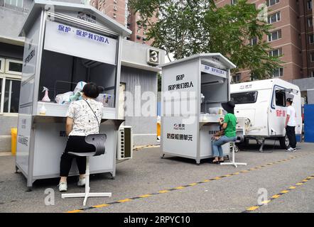 200624 -- BEIJING, le 24 juin 2020 -- des travailleurs médicaux prélèvent des écouvillons de gorge auprès de résidents dans des unités de test d'acide nucléique et une cabine mobile sur un site d'échantillonnage de l'hôpital Anzhen de Beijing, Pékin, capitale de la Chine, le 24 juin 2020. Les unités de test d'acide nucléique et les cabines mobiles ont été mises en service à l'hôpital Anzhen de Pékin pour aider à recueillir des échantillons d'écouvillon pour le test d'acide nucléique plus efficacement. CHINE-PÉKIN-COVID-19-TEST D'ACIDE NUCLÉIQUE-CABINE MOBILE-UNITCN RENXCHAO PUBLICATIONXNOTXINXCHN Banque D'Images