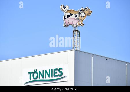 200624 -- GUETERSLOH, 24 juin 2020 Xinhua -- une photo prise le 24 juin 2020 montre le logo de l'entreprise de transformation de viande Toennies à Guetersloh, en Allemagne. Suite à une épidémie de COVID-19 dans la plus grande entreprise allemande de transformation de viande Toennies, la vie publique dans le district de Guetersloh et son district voisin de Warendorf serait à nouveau sévèrement restreinte, a annoncé mardi Karl-Josef Laumann, ministre de la Santé de Rhénanie du Nord-Westphalie NRW. Plus de 1 550 employés de Toennies ont été infectés par le COVID-19, selon des responsables municipaux. Environ 7 000 employés de la société ont dû subir un quart Banque D'Images