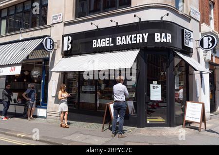 200624 -- LONDRES, le 24 juin 2020 Xinhua -- des clients font la queue devant une boulangerie pour des plats à emporter à Londres, en Grande-Bretagne, le 24 juin 2020. Le Premier ministre britannique Boris Johnson a déclaré mardi que la règle actuelle de distanciation sociale de 2 mètres sera assouplie du 4 juillet à plus de 1 mètres en Angleterre afin de faciliter davantage le confinement du coronavirus. Photo de Ray Tang/Xinhua BRITAIN-LONDRES-COVID-19-LOCKDOWN-EASING PUBLICATIONxNOTxINxCHN Banque D'Images