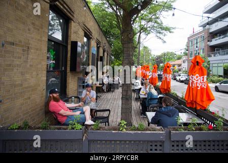 200624 -- TORONTO, le 24 juin 2020 -- les gens dînent à la terrasse d'un restaurant à Toronto, Canada, le 24 juin 2020. La ville de Toronto est passée à la prochaine étape de la réouverture économique mercredi en pleine pandémie de COVID-19, avec la levée des restrictions pour les terrasses de restaurants, les salons de coiffure et les centres commerciaux. Photo de /Xinhua CANADA-TORONTO-COVID-19-ÉCONOMIE-RÉOUVERTURE ZouxZheng PUBLICATIONxNOTxINxCHN Banque D'Images