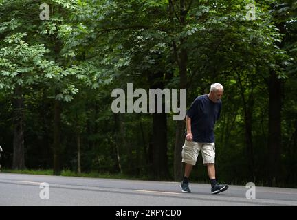 200625 -- VIENNE, le 25 juin 2020 -- Un homme participe à des exercices au parc Prater de Vienne, en Autriche, le 24 juin 2020. SPAUSTRIA-VIENNE-PRATER-EXERCICES GuoxChen PUBLICATIONxNOTxINxCHN Banque D'Images