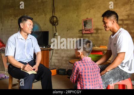 200625 -- NINGMING, le 25 juin 2020 -- Jiao Shengding rend visite à domicile après l'école dans le canton d'Aidian, dans le comté de Ningming, dans la région autonome de Guangxi Zhuang, dans le sud de la Chine, le 23 juin 2020. Jiao Shengding, 52 ans, est le seul enseignant du village de Zhangji, situé à la frontière entre la Chine et le Vietnam. Après avoir obtenu son diplôme de l école professionnelle secondaire du comté en 1990, Jiao a choisi d être enseignant dans sa ville natale Zhangji Village et depuis lors, il y enseigne depuis 30 ans. Au cours des trois dernières décennies, il a enseigné à plus de 400 élèves, dont la plupart venaient du Banque D'Images