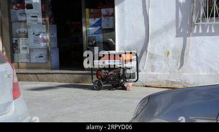 200625 -- TRIPOLI, le 25 juin 2020 Xinhua -- Une génératrice est vue devant un magasin à Tripoli, en Libye, le 22 juin 2020. La plupart des villes libyennes, en particulier Tripoli, souffrent de coupures de courant quotidiennes qui durent jusqu'à 12 heures, surtout en hiver et en été. Le déficit électrique est de près de 2 500 mégawatts par jour, alors que la production actuelle ne dépasse pas 5 000 mégawatts par jour. Photo de Mohamed Arhoma/Xinhua TO GO WITH : les coupures de courant augmentent la souffrance du peuple libyen LIBYA-TRIPOLI-COUPURES DE COURANT PUBLICATIONxNOTxINxCHN Banque D'Images