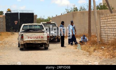 200625 -- TRIPOLI, le 25 juin 2020 Xinhua -- des ouvriers d'entretien de la compagnie libyenne d'électricité réparent une ligne dans la région de Salah al-DIN, au sud de Tripoli, en Libye, le 23 juin 2020. La plupart des villes libyennes, en particulier Tripoli, souffrent de coupures de courant quotidiennes qui durent jusqu'à 12 heures, surtout en hiver et en été. Le déficit électrique est de près de 2 500 mégawatts par jour, alors que la production actuelle ne dépasse pas 5 000 mégawatts par jour. Photo de Mohamed Arhoma/Xinhua TO GO WITH : les coupures de courant augmentent la souffrance du peuple libyen LIBYA-TRIPOLI-COUPURES DE COURANT PUBLICATIONxNOTxINxCHN Banque D'Images