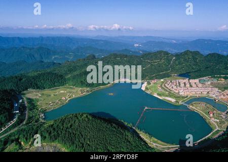 200626 -- CHONGQING, le 26 juin 2020 -- une photo aérienne prise le 25 juin 2020 montre un lac de montagne dans la station balnéaire pittoresque de Nantianhu, dans le comté de Fengdu, dans le sud-ouest de la Chine, dans la municipalité de Chongqing. CHINE-CHONGQING-LAKE RESORT-TOURISM CN LIUXCHAN PUBLICATIONXNOTXINXCHN Banque D'Images