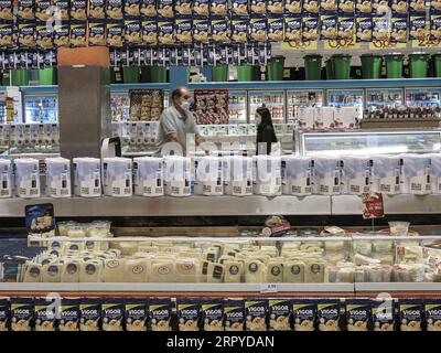 200626 -- SAO PAULO, le 26 juin 2020 Xinhua -- des résidents portant des masques faciaux sont vus dans un supermarché de Sao Paulo, au Brésil, le 25 juin 2020. Xinhua/Rahel Patrasso BRÉSIL-SAO PAULO-COVID-19 PUBLICATIONxNOTxINxCHN Banque D'Images