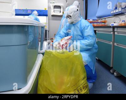 200626 -- BEIJING, le 26 juin 2020 -- des membres du personnel recueillent des échantillons traités pour des tests d'acide nucléique chez KingMed Diagnostics, une société chinoise de tests de diagnostic médical à Beijing, capitale de la Chine, le 25 juin 2020. Avec 2 422 points de collecte d’échantillons mis en place dans 480 sites à travers la capitale, Pékin peut désormais proposer plus de 300 000 tests d’acides nucléiques pour le COVID-19 chaque jour. CHINE-BEIJING-COVID-19-TEST D'ACIDE NUCLÉIQUE CN ZHANGXCHENLIN PUBLICATIONXNOTXINXCHN Banque D'Images