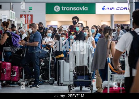 200627 -- PARIS, le 27 juin 2020 Xinhua -- des passagers portant des masques faciaux sont vus à l'aéroport de Paris Orly près de Paris, France, le 26 juin 2020. L’aéroport de Paris Orly a rouvert vendredi avec un service limité après près de trois mois de fermeture en raison de la crise sanitaire COVID-19. Orly est le deuxième hub de la capitale française après l'aéroport Charles de Gaulle CDG. Photo Aurelien Morissard/Xinhua FRANCE-PARIS-COVID-19-AÉROPORT D'ORLY-RÉOUVERTURE PUBLICATIONxNOTxINxCHN Banque D'Images