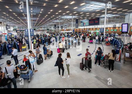 200627 -- PARIS, le 27 juin 2020 Xinhua -- des passagers sont vus dans le hall des départs de l'aéroport de Paris Orly près de Paris, France, le 26 juin 2020. L’aéroport de Paris Orly a rouvert vendredi avec un service limité après près de trois mois de fermeture en raison de la crise sanitaire COVID-19. Orly est le deuxième hub de la capitale française après l'aéroport Charles de Gaulle CDG. Photo Aurelien Morissard/Xinhua FRANCE-PARIS-COVID-19-AÉROPORT D'ORLY-RÉOUVERTURE PUBLICATIONxNOTxINxCHN Banque D'Images