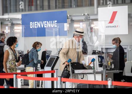 200627 -- PARIS, le 27 juin 2020 Xinhua -- des passagers portant des masques faciaux et des membres du personnel de la compagnie aérienne derrière du plexiglas protecteur sont vus à l'aéroport de Paris Orly près de Paris, France, le 26 juin 2020. L’aéroport de Paris Orly a rouvert vendredi avec un service limité après près de trois mois de fermeture en raison de la crise sanitaire COVID-19. Orly est le deuxième hub de la capitale française après l'aéroport Charles de Gaulle CDG. Photo Aurelien Morissard/Xinhua FRANCE-PARIS-COVID-19-AÉROPORT D'ORLY-RÉOUVERTURE PUBLICATIONxNOTxINxCHN Banque D'Images