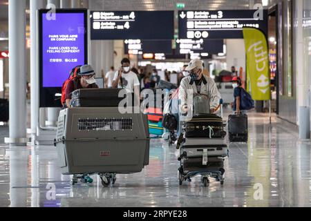 200627 -- PARIS, le 27 juin 2020 Xinhua -- des passagers portant des masques faciaux arrivent à l'aéroport de Paris Orly près de Paris, France, le 26 juin 2020. L’aéroport de Paris Orly a rouvert vendredi avec un service limité après près de trois mois de fermeture en raison de la crise sanitaire COVID-19. Orly est le deuxième hub de la capitale française après l'aéroport Charles de Gaulle CDG. Photo Aurelien Morissard/Xinhua FRANCE-PARIS-COVID-19-AÉROPORT D'ORLY-RÉOUVERTURE PUBLICATIONxNOTxINxCHN Banque D'Images