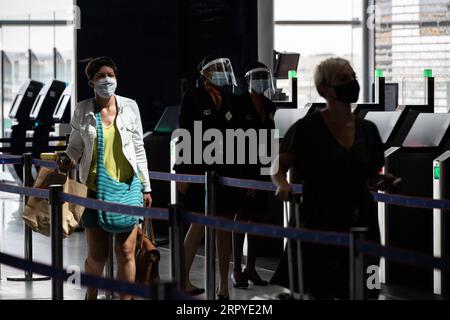 200627 -- PARIS, le 27 juin 2020 Xinhua -- des passagers portant des masques faciaux sont vus à l'aéroport de Paris Orly près de Paris, France, le 26 juin 2020. L’aéroport de Paris Orly a rouvert vendredi avec un service limité après près de trois mois de fermeture en raison de la crise sanitaire COVID-19. Orly est le deuxième hub de la capitale française après l'aéroport Charles de Gaulle CDG. Photo Aurelien Morissard/Xinhua FRANCE-PARIS-COVID-19-AÉROPORT D'ORLY-RÉOUVERTURE PUBLICATIONxNOTxINxCHN Banque D'Images