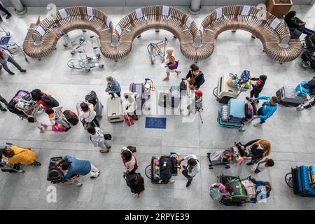 200627 -- PARIS, le 27 juin 2020 Xinhua -- les passagers arrivent à l'aéroport de Paris Orly près de Paris, France, le 26 juin 2020. L’aéroport de Paris Orly a rouvert vendredi avec un service limité après près de trois mois de fermeture en raison de la crise sanitaire COVID-19. Orly est le deuxième hub de la capitale française après l'aéroport Charles de Gaulle CDG. Photo Aurelien Morissard/Xinhua FRANCE-PARIS-COVID-19-AÉROPORT D'ORLY-RÉOUVERTURE PUBLICATIONxNOTxINxCHN Banque D'Images