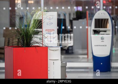 200627 -- PARIS, le 27 juin 2020 Xinhua -- un désinfectant pour les mains en libre-service est fourni à l'aéroport de Paris Orly près de Paris, France, le 26 juin 2020. L’aéroport de Paris Orly a rouvert vendredi avec un service limité après près de trois mois de fermeture en raison de la crise sanitaire COVID-19. Orly est le deuxième hub de la capitale française après l'aéroport Charles de Gaulle CDG. Photo Aurelien Morissard/Xinhua FRANCE-PARIS-COVID-19-AÉROPORT D'ORLY-RÉOUVERTURE PUBLICATIONxNOTxINxCHN Banque D'Images