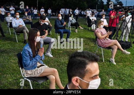 200627 -- TETOVO, le 27 juin 2020 Xinhua -- des partisans de l'Union sociale-démocrate de Macédoine SDSM assistent à un rassemblement pour les élections législatives à Tetovo, à environ 50 kilomètres à l'ouest de la capitale Skopje, Macédoine du Nord, le 26 juin 2020. Des élections législatives anticipées en Macédoine du Nord sont prévues pour le 15 juillet. Photo Tomislav Georgiev/Xinhua MACÉDOINE DU NORD-TETOVO-RASSEMBLEMENT ÉLECTORAL PUBLICATIONxNOTxINxCHN Banque D'Images