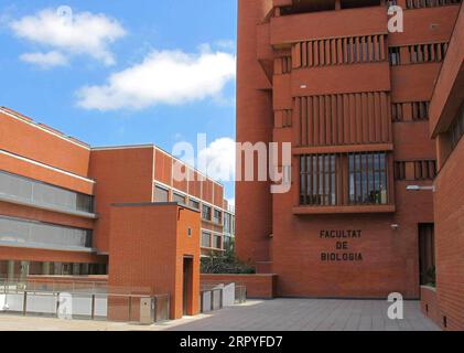 200630 -- BARCELONE, le 30 juin 2020 Xinhua -- une photo prise le 29 juin 2020 montre la Faculté de biologie de l'Université de Barcelone, à Barcelone, en Espagne. Le professeur Albert Bosch de la Faculté de biologie de l Université de Barcelone, l une des universités les plus prestigieuses d Espagne, a confirmé lundi à Xinhua qu une étude qu il avait coordonnée avait détecté la présence du nouveau coronavirus dans des échantillons d eaux usées prélevés à Barcelone le 12 mars 2019. Interview : un chercheur confirme la détection du coronavirus dans les eaux usées de Barcelone le 12 mars 2019 photo par Ismael Peracaula/Xinhu Banque D'Images