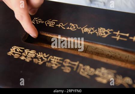 200630 -- HANGZHOU, le 30 juin 2020 -- Ma Yuesi montre un Guqin, un instrument de musique traditionnel chinois, qu'il a fabriqué dans ses premières années à la maison dans le village de Yalan du district de Yuhang à Hangzhou, province du Zhejiang dans l'est de la Chine, le 30 juin 2020. Ma Yuesi, 58 ans, a choisi d'être un fabricant de Guqin quand il avait 24 ans. Au fil des ans, en tant qu’héritier du patrimoine culturel immatériel, Ma ne cesse d’améliorer ses compétences. Je n'ai jamais fait un Guqin parfait, dit-il, si un jour je le fais, je veux écrire un livre pour transmettre l'artisanat aux générations futures. CHINE-ZHEJIANG-HANGZHOU-GUQIN MAKER CN WENGXXINYANG PUBLICATIONXNOTX Banque D'Images