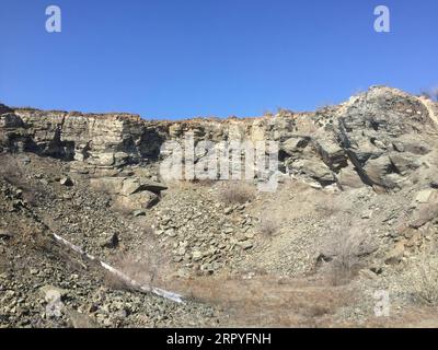 200630 -- ULANHOT, le 30 juin 2020 -- une photo prise le 20 mars 2017 montre une carrière sur la montagne Tianjun dans la ville d'Ulanhot, dans la région autonome de Mongolie intérieure du nord de la Chine. La montagne Tianjun, située dans la banlieue d'Ulanhot, était autrefois cratérisée et manquait de végétation en raison de l'extraction de pierres dans le temps passé. Ces dernières années, le gouvernement local s'est engagé dans la restauration écologique et a transformé la montagne aride en un lieu pittoresque pour stimuler le tourisme local. CHINE-MONGOLIE INTÉRIEURE-ULANHOT-RESTAURATION ÉCOLOGIQUE-MONTAGNE STÉRILE CN LIUXLEI PUBLICATIONXNOTXINXCHN Banque D'Images